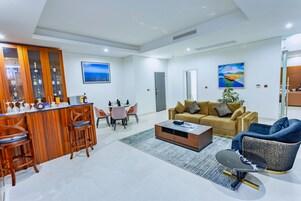 Ebony Suite | Zona de estar | Una televisión