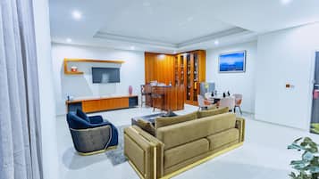 Ebony Suite | Sala de estar | Televisión