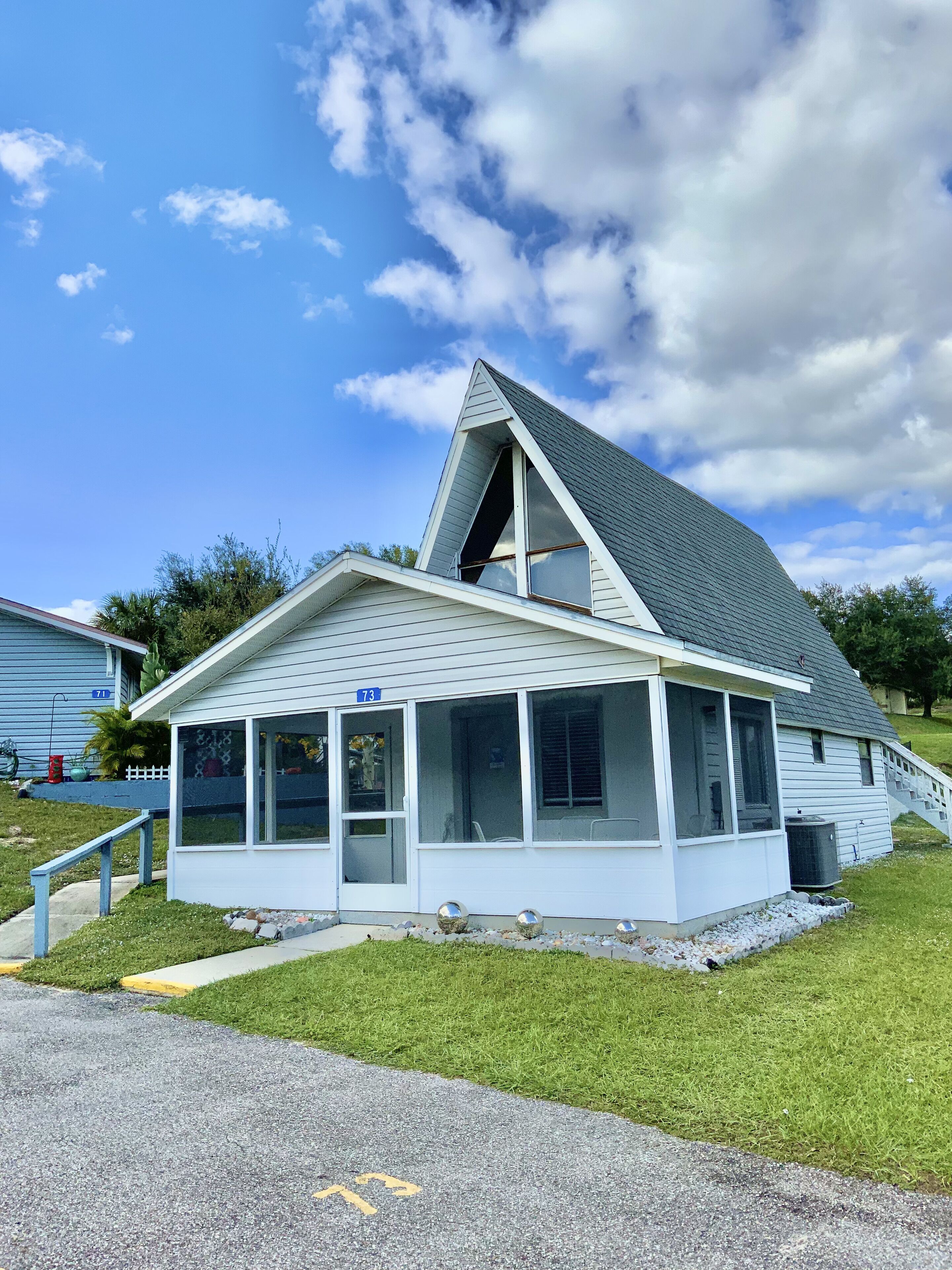 Elegant Mermaid-themed A-Frame Home: 30-40 min to Disney & Universal theme parks