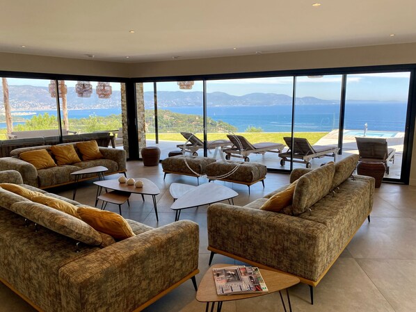 Televisión, reproductor de DVD y libros 