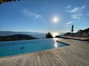 Alberca al aire libre y alberca climatizada