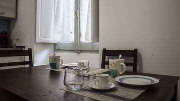 Réfrigérateur, micro-ondes, plaque de cuisson, lave-vaisselle