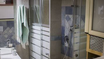 Douche, sĂšche-cheveux, bidet, serviettes fournies