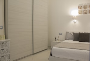 1 habitación, tabla de planchar con plancha, wifi gratis y ropa de cama