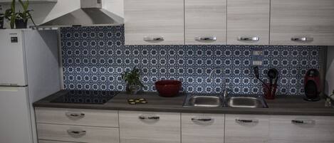 Réfrigérateur, four à micro-ondes, surface de cuisson, lave-vaisselle