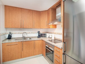 Een koelkast, een microgolfoven, een oven, een vaatwasser