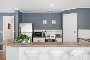 Réfrigérateur, four à micro-ondes, un four, surface de cuisson
