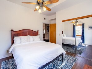 4 Schlafzimmer, Schreibtisch, Bügeleisen/Bügelbrett, kostenloses WLAN