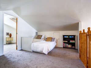 4 bedrooms, desk, iron/ironing board, free WiFi