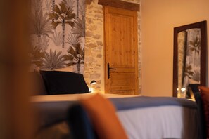 6 chambres, fer et planche à repasser, lit de bébé portatif