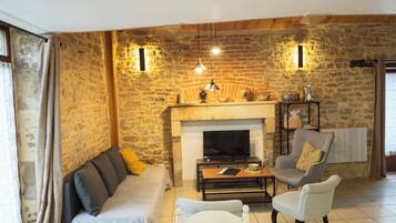 Smart TV, DVD player, table football, ping pong