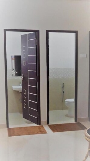 Produtos de toalete grátis, toalhas de banho, sabonete, shampoo