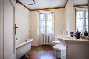 Ensemble baignoire-douche, séchoir à cheveux, bidet, serviettes fournies