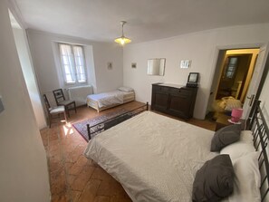 2 quartos, ferros/tábuas de passar roupa, Wi-Fi, roupa de cama