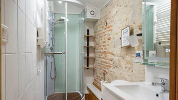 Een douche, een haardroger, handdoeken, zeep
