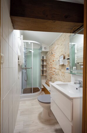 Douche, sĂšche-cheveux, serviettes fournies, savon