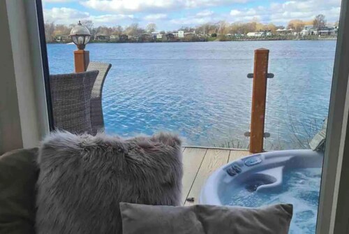 Fable Lodge - Lakeside lodge with sunken hot tub at Tattershall Lakes