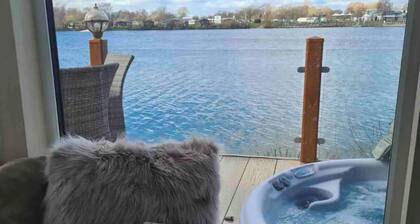 Fable Lodge - Lakeside lodge with sunken hot tub at Tattershall Lakes