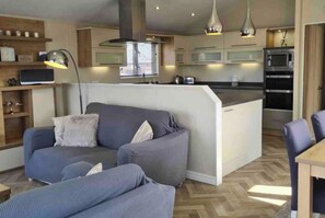 Smart TV, chimenea, videojuegos y reproductor de DVD