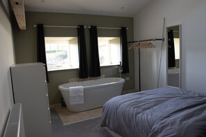 Baignoire, serviettes fournies, savon, papier toilette