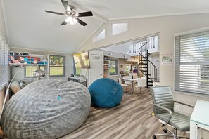 2 habitaciones, escritorio, tabla de planchar con plancha y wifi gratis 