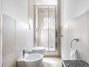 Dobbeltrom, terrasse | Bad | Dusj, designertoalettartikler, hårføner og håndklær