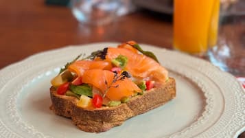 Ferdiglaget frokost hver dag (EUR 13 per person)