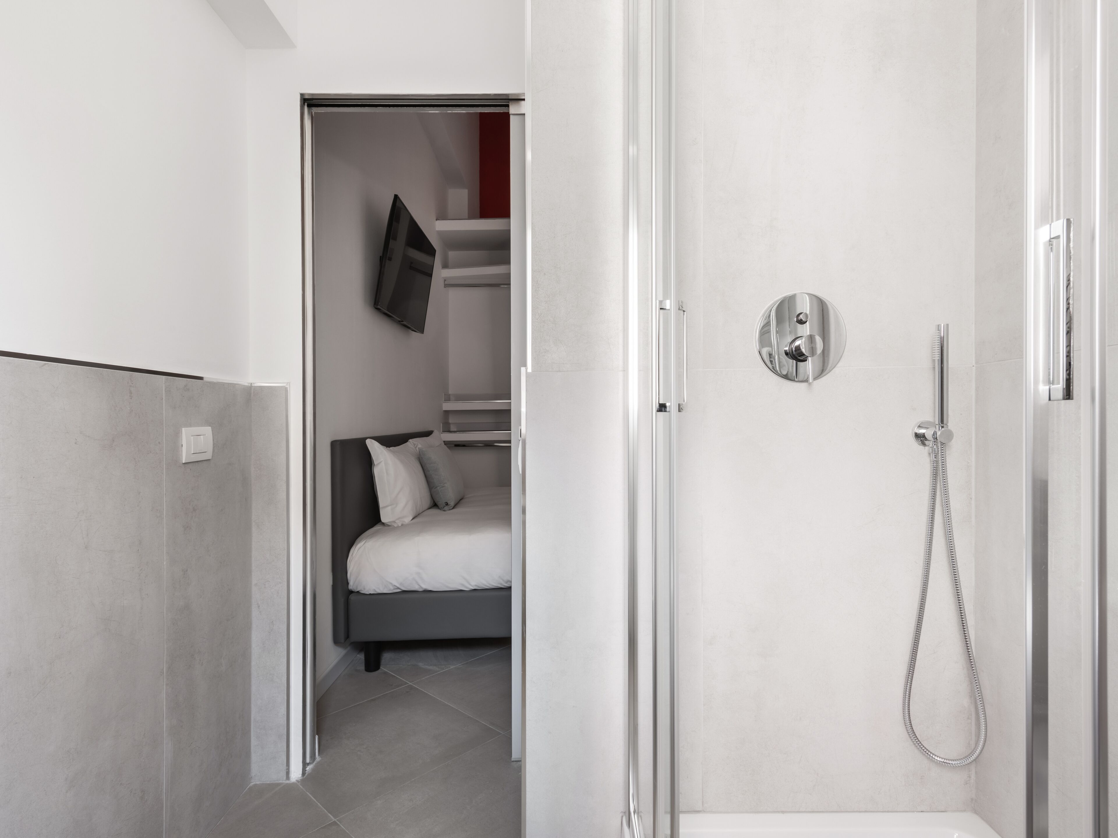 Un baño moderno con ducha, inodoro y lavamanos.
