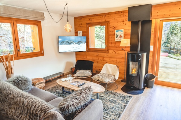Smart-tv, eldstad, dvd-spelare och böcker