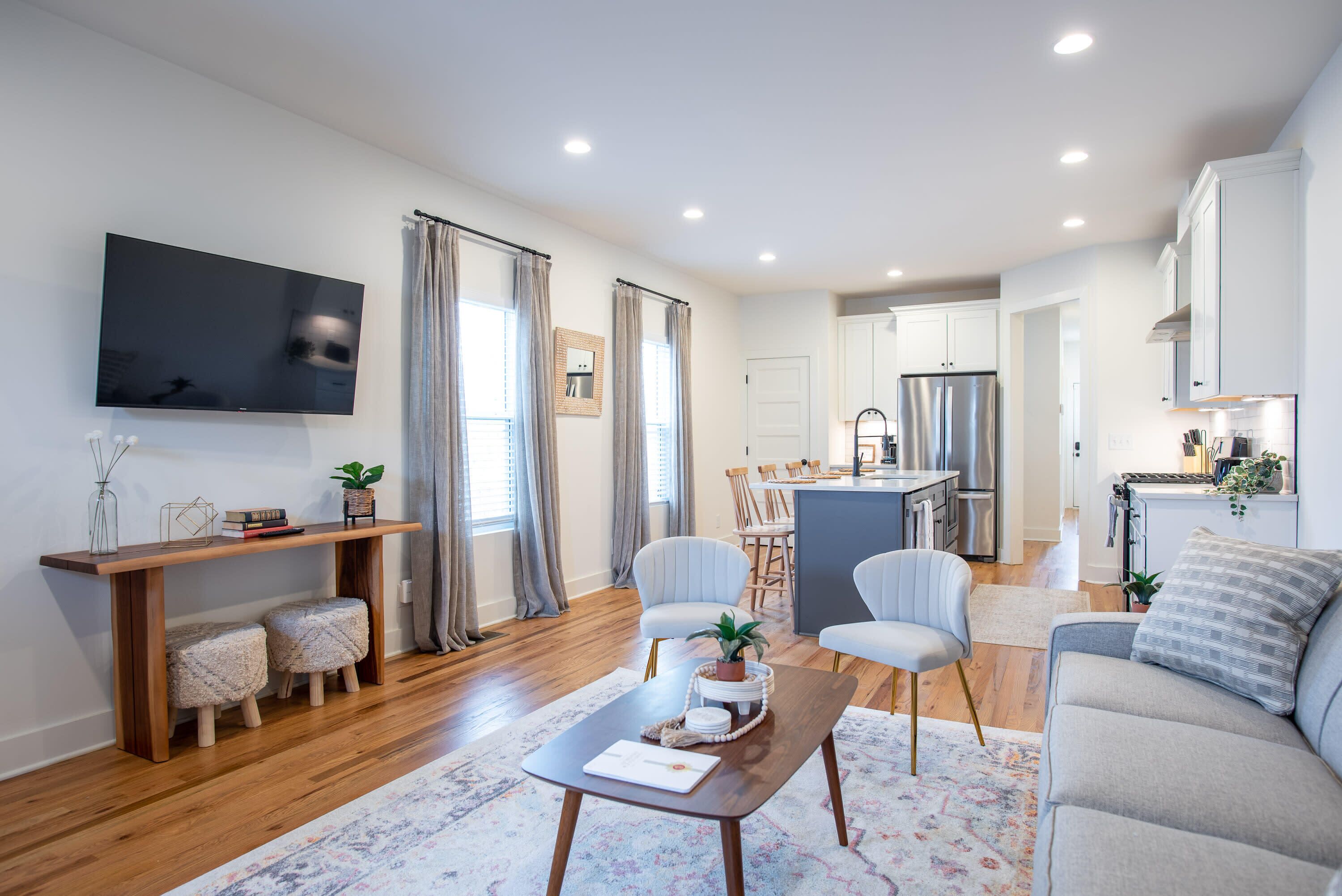 3bd~2.5bth Beautiful Townhome 10 min to Broadway