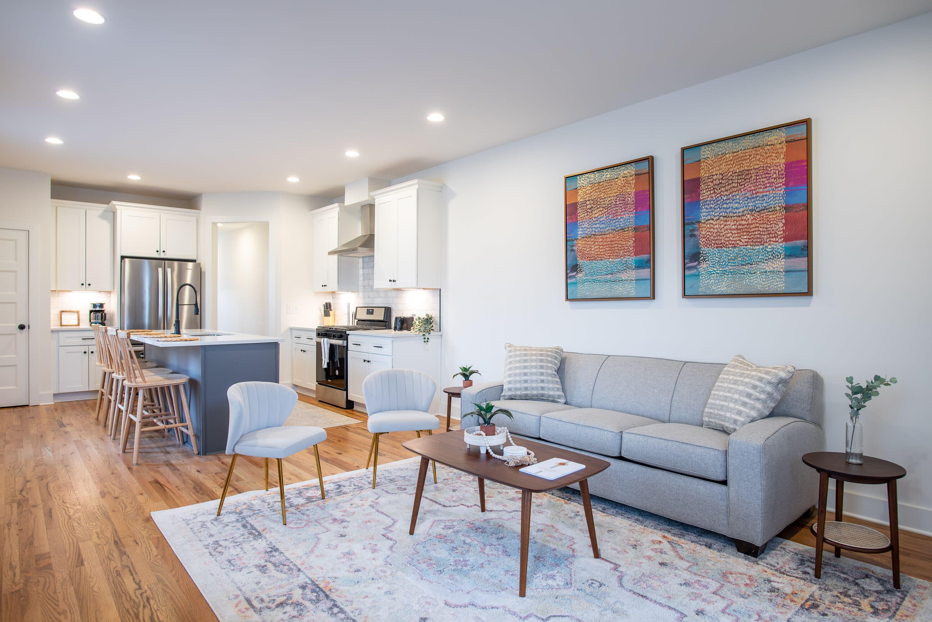 3bd~2.5bth Beautiful Townhome 10 min to Broadway