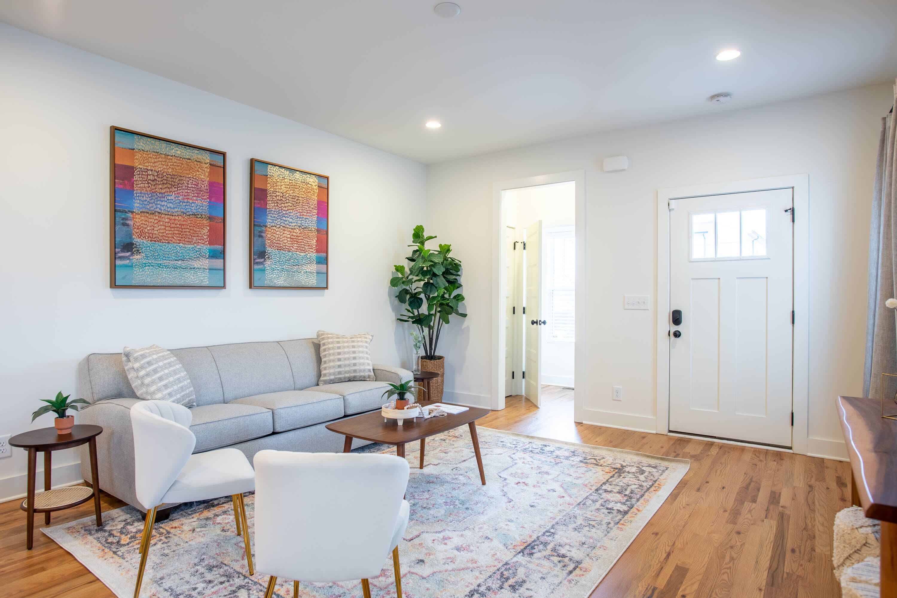 3bd~2.5bth Beautiful Townhome 10 min to Broadway