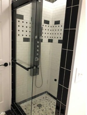 Badewanne, Haartrockner, Handtücher