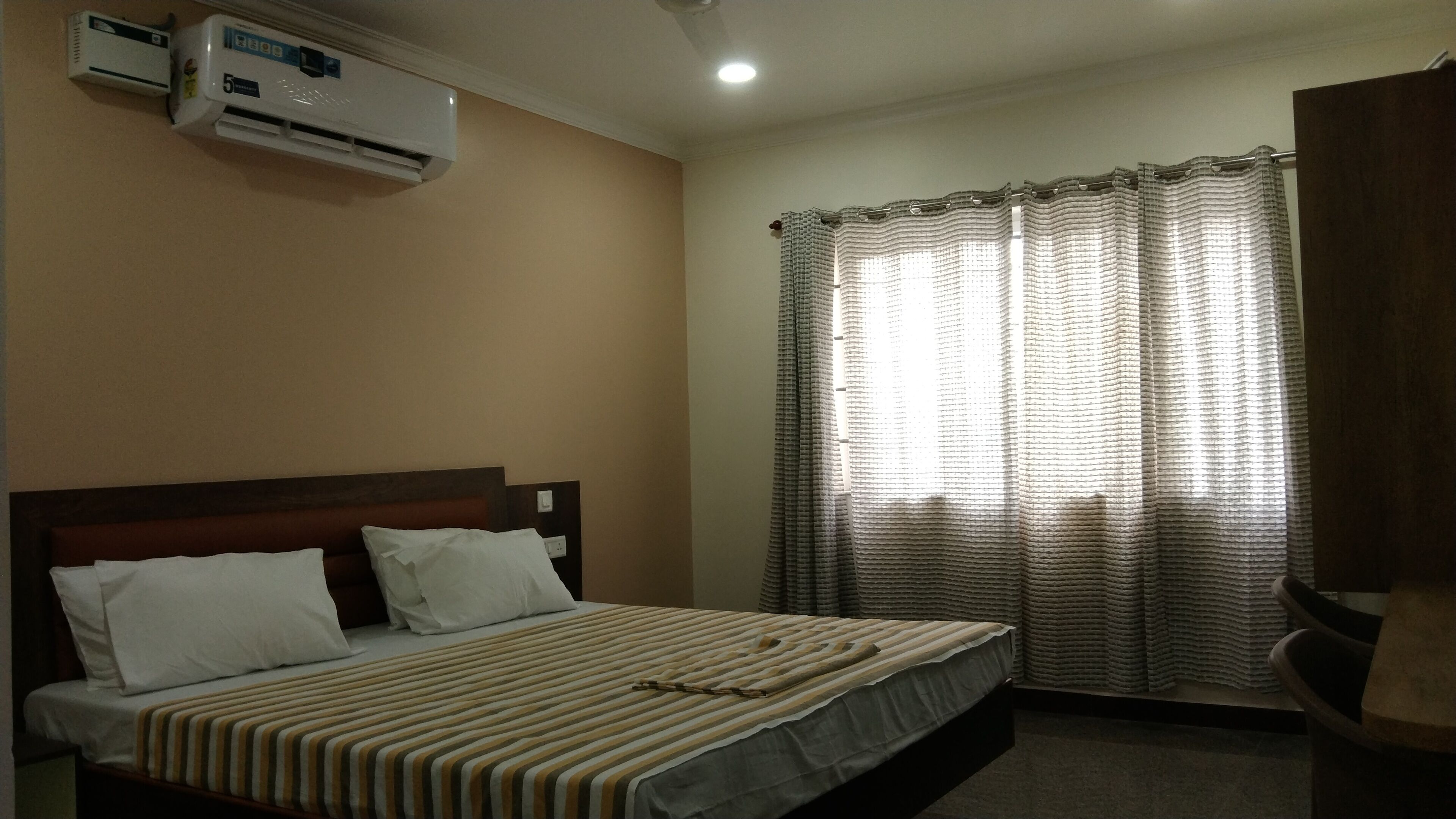 Free WiFi, bed sheets