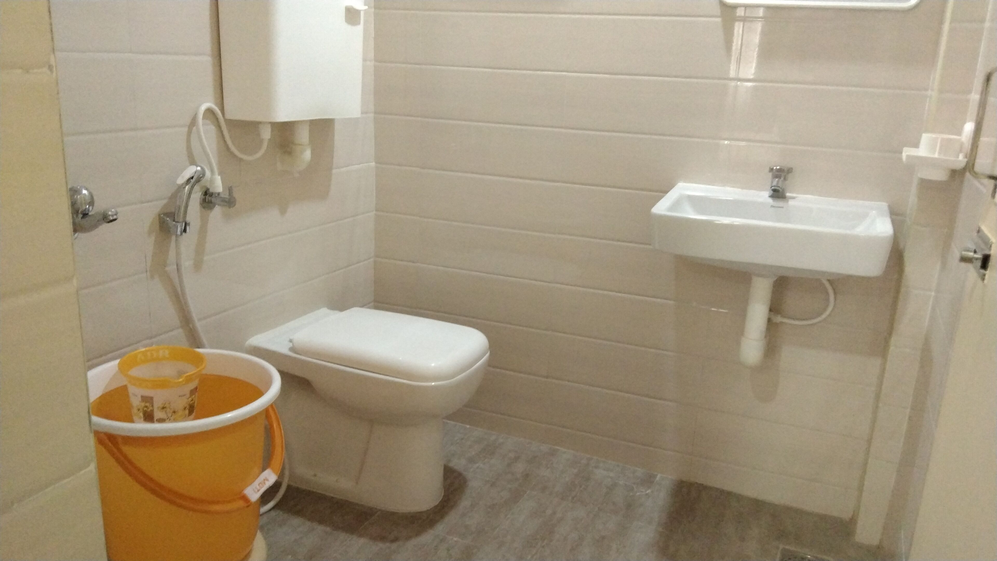 deluxe double room | bathroom | shower, free toiletries, towels