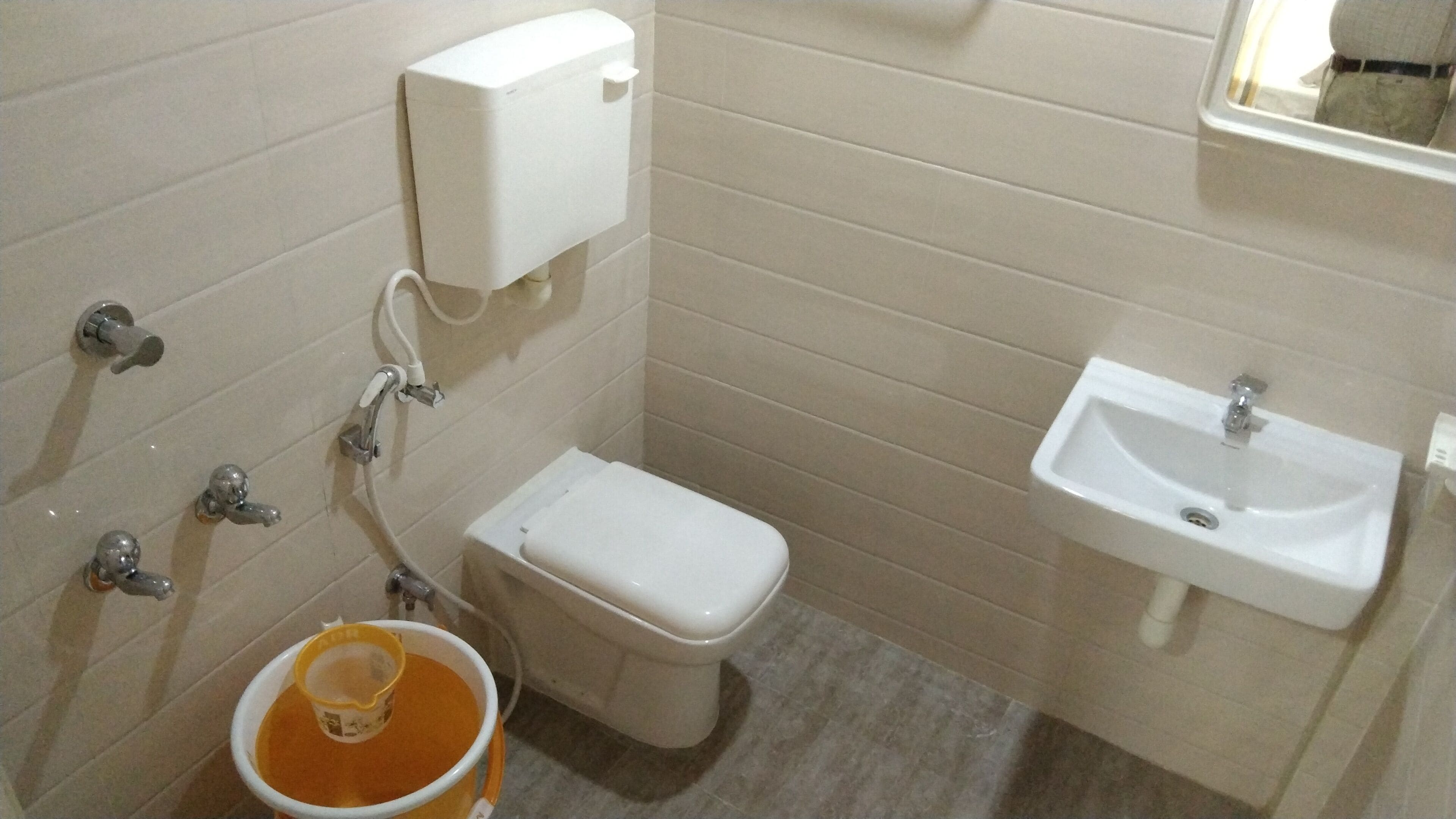 deluxe double room | bathroom | shower, free toiletries, towels