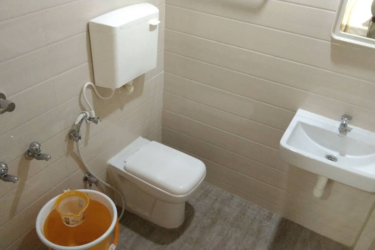 deluxe double room | bathroom | shower, free toiletries, towels