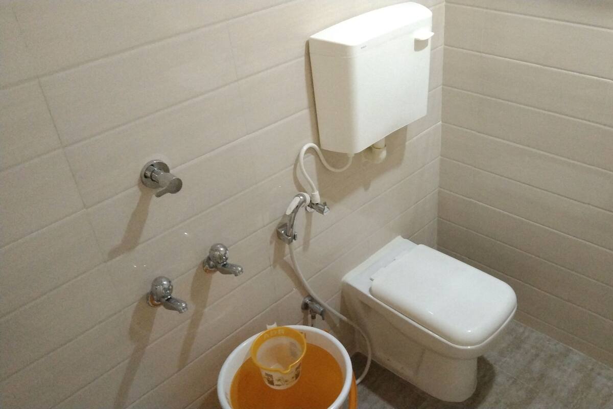 deluxe double room | bathroom | shower, free toiletries, towels