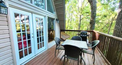 SUMMER SPECIAL!! Spacious 4BR Cabin w/ Game Room & Deck- Minutes from Gatlinburg