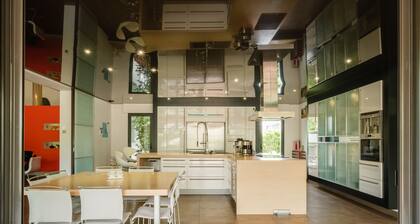 Spacious house with heated pool 7 minutes from the sea.