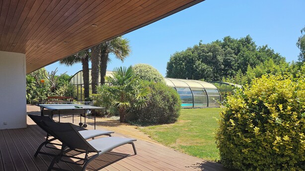 An outdoor patio with a table and chairs, a pool, and a greenhouse. - Spacious house with heated pool 7 minutes from the sea. (Les sables d olonne)