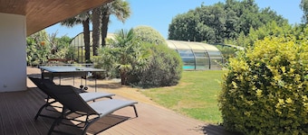 Spacious house with heated pool 7 minutes from the sea.