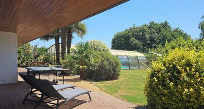 Spacious house with heated pool 7 minutes from the sea.