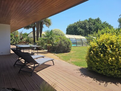 Spacious house with heated pool 7 minutes from the sea.