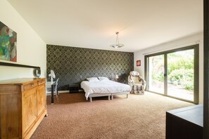 4 bedrooms, iron/ironing board, free WiFi, bed sheets