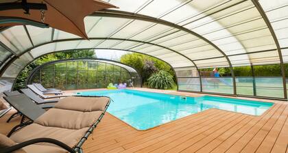 Spacieuse maison avec piscine chauffée à 7 min de la mer.