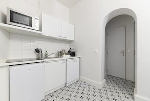 Fridge, microwave, oven, stovetop - Daumier, 2 Bdrs, 6-8 people, Flat near La Seine, Great Location (Paris)