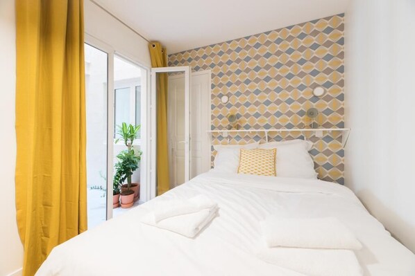 2 habitaciones, tabla de planchar con plancha y cuna de viaje