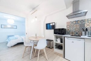 2 bedrooms, iron/ironing board, travel cot, free WiFi