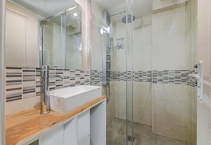 Een douche, een haardroger, handdoeken